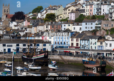 Colori del mare davanti le case e gli edifici intorno al villaggio di pescatori nel porto di brixham devon Foto Stock