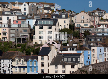 Colori del mare davanti le case e gli edifici intorno al villaggio di pescatori nel porto di brixham devon Foto Stock