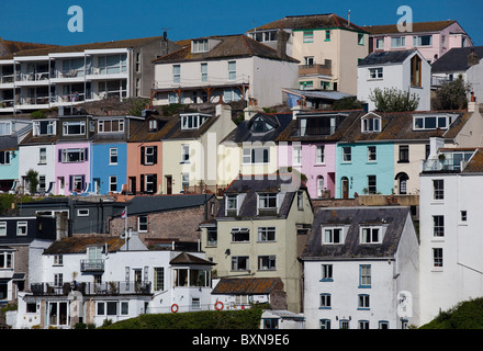 Colori del mare davanti le case e gli edifici intorno al villaggio di pescatori nel porto di brixham devon Foto Stock