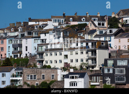 Colori del mare davanti le case e gli edifici intorno al villaggio di pescatori nel porto di brixham devon Foto Stock