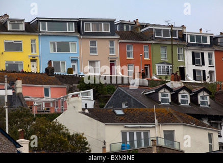 Colori del mare davanti le case e gli edifici intorno al villaggio di pescatori nel porto di brixham devon Foto Stock