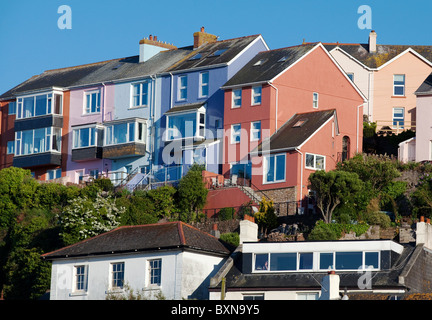 Colori del mare davanti le case e gli edifici intorno al villaggio di pescatori nel porto di brixham devon Foto Stock