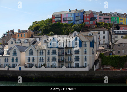 Colori del mare davanti le case e gli edifici intorno al villaggio di pescatori nel porto di brixham devon Foto Stock