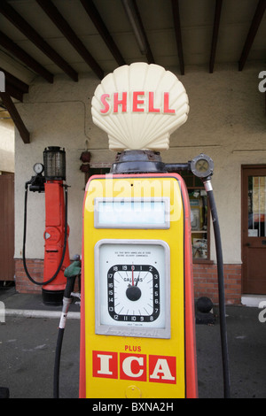 Guscio di vecchia pompa di benzina alla vecchia stazione di riempimento ora un museo del motore Colyford vicino a Seaton Devon UK Foto Stock