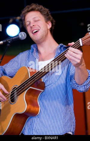 English Folk Rock Band Mumford and Sons performing live in concert Foto Stock