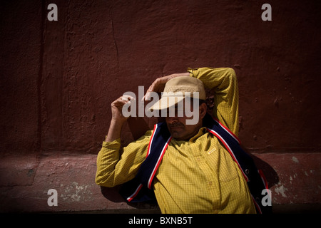 Una centrale di migranti americano viaggia in Messico per lavorare negli Stati Uniti dorme in un rifugio a Città del Messico Foto Stock