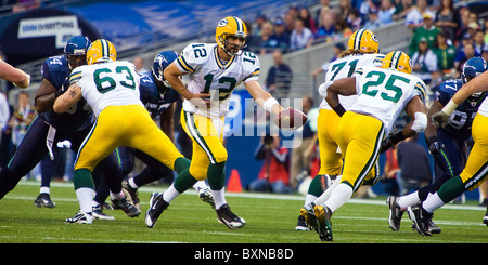 Aaron Rodgers dei Green Bay Packers consegna fuori dal campo di calcio durante un gioco di NFL contro i Seattle Seahawks Foto Stock