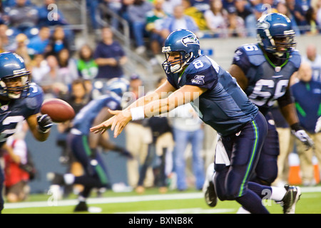 Seattle Seahawks Quarterback Matt Hasselbeck passi il calcio a un compagno di squadra Foto Stock