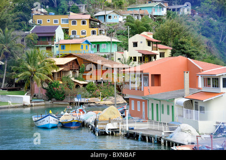 Barche e case sul canale, villaggio di pescatori, Barra da Lagoa, Florianopolis, Santa Catarina, Brasile, Sud Atlantico Foto Stock