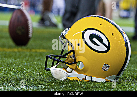 Green Bay Packers casco e calcio sul campo Foto Stock