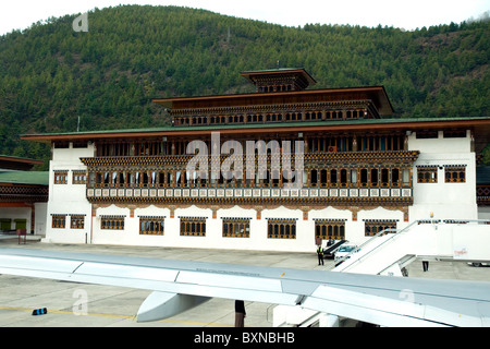 Il Bhutan è solo aeroporto, nella valle di Paro, è costruito in stile tradizionale e elegante Foto Stock