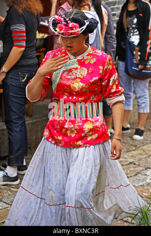 Femmina cinesi in costume nazionale strada pedonale di Lijiang, nella provincia dello Yunnan in Cina Foto Stock