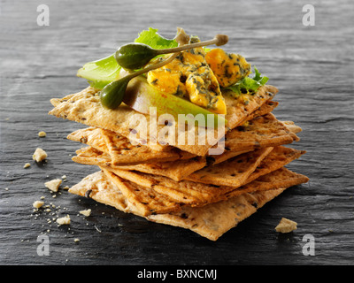 Formaggi e biscotti con Blacksticks formaggio blu Foto Stock