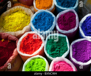 Sacchetti di polvere colorata in un Indiano street market. Andhra Pradesh, India Foto Stock