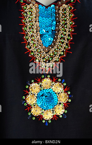 Ricamato tessuto indiano con oro / blu paillettes su nero. India Foto Stock