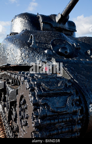 Monumento all'operazione Tiger durante gli sbarchi in Normandia nel 1944 - Un serbatoio Sherman recuperato (dettaglio), Torcross, Devon, Inghilterra, Regno Unito Foto Stock