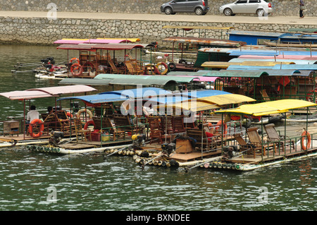 Imbarcazioni fluviali sul fiume Li, area di Guilin, Cina del Sud Foto Stock