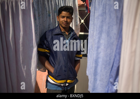 Una centrale di migranti americano viaggia in Messico per lavorare negli Stati Uniti posano per una foto in un rifugio a Città del Messico Foto Stock