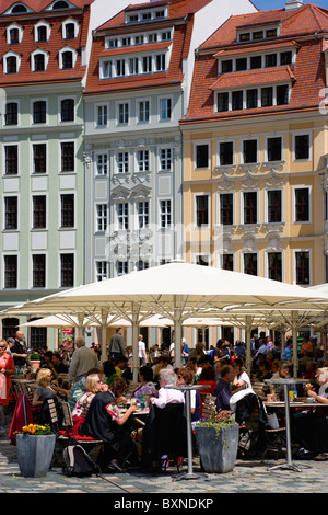 Germania Sassonia Dresda persone sedute al ristorante cafe tabelle sotto gli ombrelli in piazza Neumarkt accanto a edifici restaurati Foto Stock