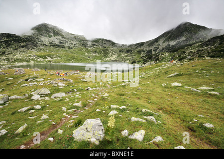 Campeggio vicino al lago Bucura nel Retezat National Park - Romania Foto Stock