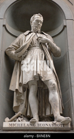 Statua di Michelangelo Buonarroti (1475 - 1564) al di fuori della Galleria degli Uffizi, Firenze, Italia Foto Stock