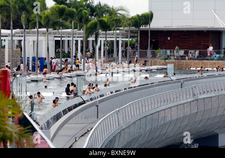 Il Marina Bay Sands Resort Hotel in Singapore. La piscina sul tetto dell'Hotel Foto Stock