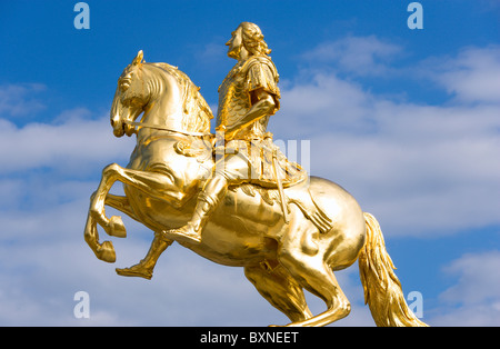 Germania Sassonia Dresda statua dorata di Ludwig Wiedemann noto come Goldener Reiter o Golden Rider una statua equestre Foto Stock