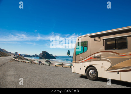 Veicolo ricreativo parcheggiato a fianco l'Oceano Pacifico, Oregon Coast Foto Stock