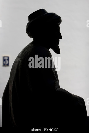 Statua del filosofo ebreo Maimonide in la Juderia, Cordoba, Andalusia, Spagna, 27 aprile 2010. Foto Stock