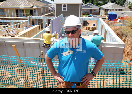 Habitat per l'umanità, un'organizzazione no-profit, aiuta a costruire case a Charlottesville, VA. Foto Stock