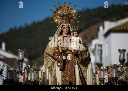 Una statua lignea della Vergine del Carmen è visualizzato pubblicamente durante una settimana Santa processione in Prado del Rey, Andalusia, Spagna. Foto Stock
