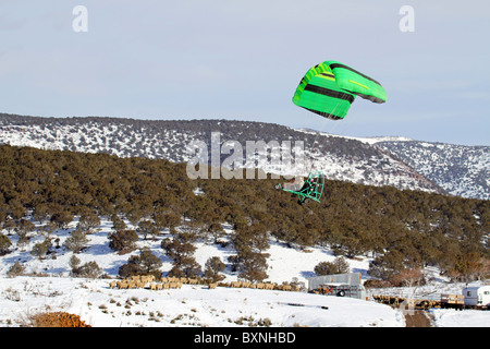 Powered volo paracadute oltre la collina e le montagne di ghiaccio e coperta di neve in inverno. Central Utah inverno relax e sport. Foto Stock