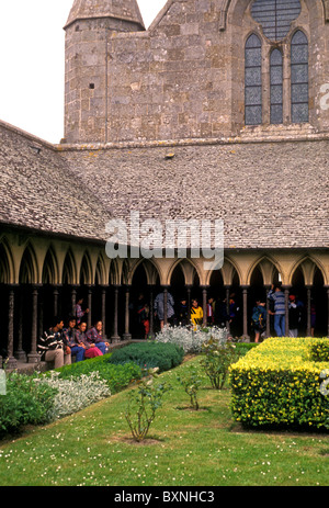 Persone, turisti, chiostro, chiostri e Le Mont Saint Michel, Cattolica, abbazia francese, Bassa Normandia, Francia, Europa Foto Stock