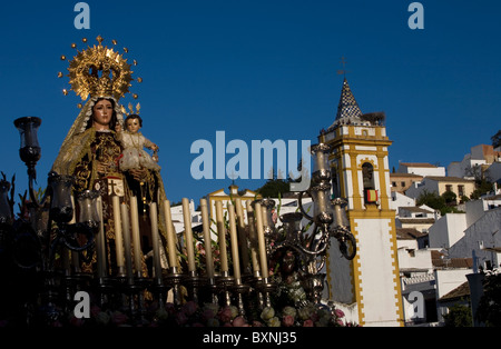 Una statua lignea della Vergine del Carmen è visualizzato pubblicamente durante una settimana Santa processione in Prado del Rey, Andalusia, Spagna. Foto Stock