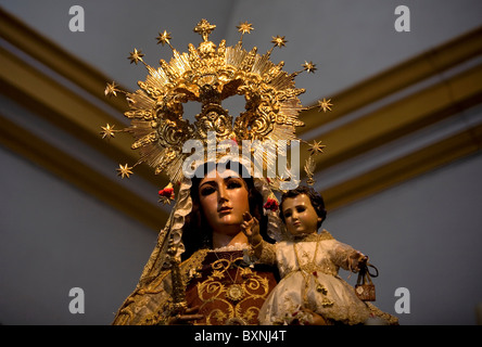 Una statua lignea della Vergine del Carmen è visualizzato pubblicamente prima della Settimana Santa in Prado del Rey, Andalusia, Spagna. Foto Stock