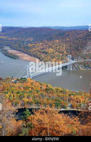 Bear Mountain bridge vista aerea in autunno con alberi colorati in foresta oltre il Fiume Hudson nello Stato di New York. Foto Stock