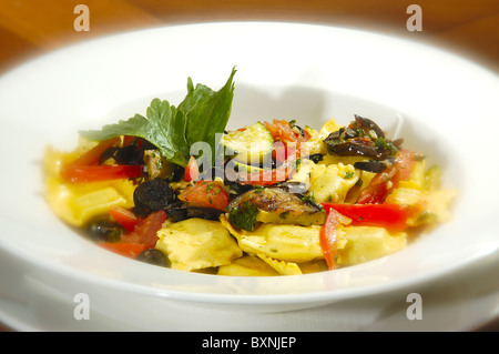 Ravioli w di pomodori e cetrioli melanzane grigliate Foto Stock