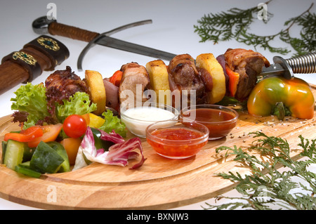 Vari tipi di carne sul pugnale w verdure Foto Stock