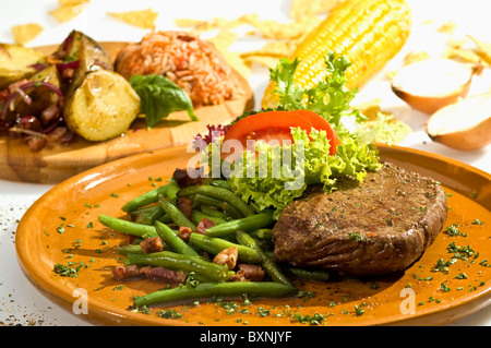 Bistecca di manzo con il giovane Fagioli baccelli e pancetta Foto Stock