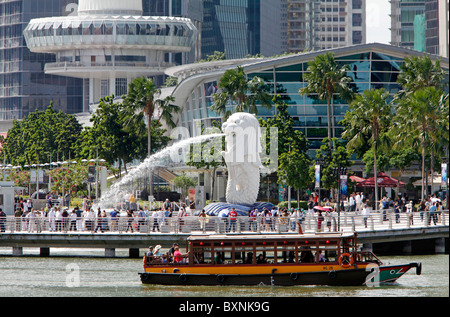 Singapore: la statua Merlion con lo skyline della città in background, Marina Bay Esplanade Foto Stock