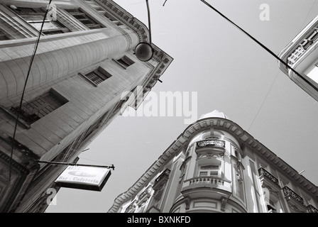 Vista dalla strada tra gli alti edifici a l'Avana. Foto Stock