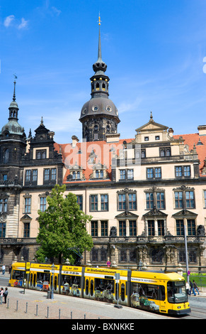 Germania Sassonia Dresda un tram giallo nella strada di fronte il Residenzschloss con la gente che camminava sul marciapiede marciapiede. Foto Stock