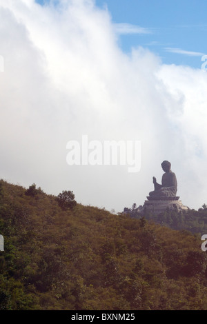 Hong Kong, l'Isola di Lantau seduto statua in bronzo Buddha, vista dalla cabinovia Ngong Ping 360 Foto Stock