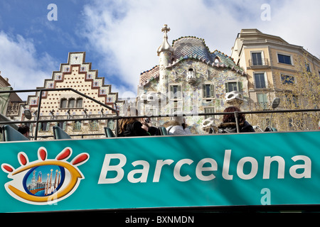 Autobus turistico e Casa Batllo Foto Stock