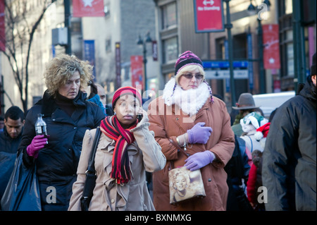 Last minute Christmas Shopper in Midtown Manhattan a New York Venerdì, Dicembre 24, 2010. (© Richard B. Levine) Foto Stock