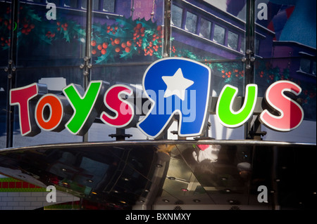 Il Toys R Us store in Times Square il Giovedi, Dicembre 24, 2010. (© Richard B. Levine) Foto Stock