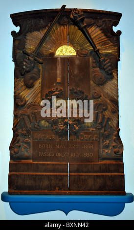 Lapide in legno di Sir Arthur Conan-Doyle ad una speciale esposizione nel museo della città. Portsmouth, Hampshire, Regno Unito Foto Stock