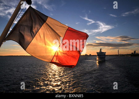 Brittany Ferries Traghetto in uscita Portsmouth Porto sotto la bandiera francese, Portsmouth Porto, Hampshire, Inghilterra, Regno Unito Foto Stock