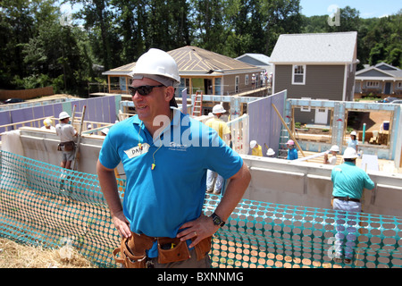 Habitat per l'umanità, un'organizzazione no-profit, aiuta a costruire case a Charlottesville, VA. Foto Stock