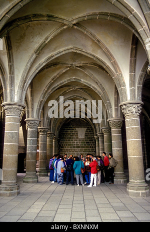 Turisti, visitatori, sala dei cavalieri, Salle des Chevaliers, la chiesa cattolica romana, Le Mont Saint Michel, Bassa Normandia, Francia Foto Stock